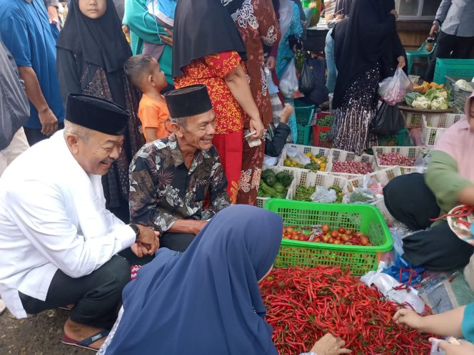 
					Usai Salat Subuh Berjamaah, Cabup Saipullah Berbelanja di Pasar Pagi Gunung Tua