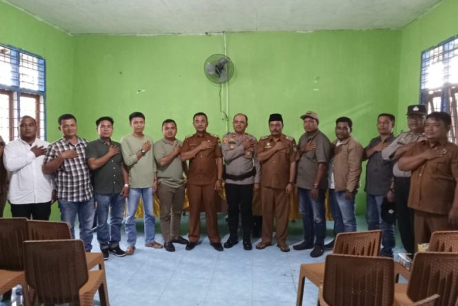 
					Kapolsek Baru Temu Rumah Dengan Tokoh Masyarakat Se Kecamatan Muara Batang Gadis