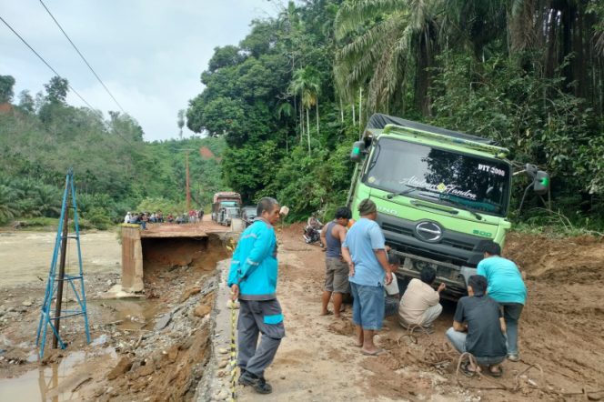 
					Jalan Lintas Natal – Panyabungan Macet, Ada Truck Hino Terperosok