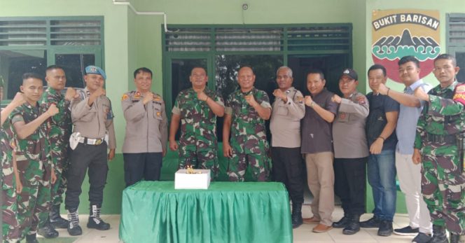 
					Danramil 13 Panyabungan Terharu Dihadiahi Kue HUT TNI Ke 79