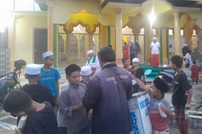 
					Usai Subuh Berjamaah di Desa Aek.Mual, Anak – Anak Diberi Minum Susu Kedelai