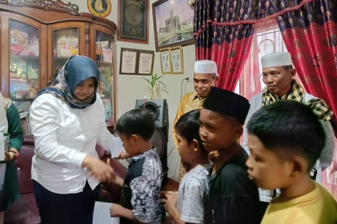 
					Kegiatan di Kecamatan Siabu, Atika Azmi Santuni 294 Yatim Piatu