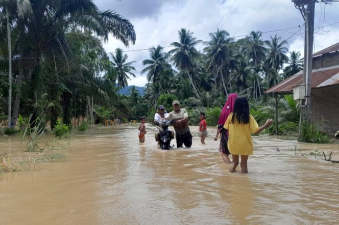 
					Jalur Huta Godang Muda – Muara Batang Angkola Lumpuh, Warga Pasrah Menunggu Banjir Surut