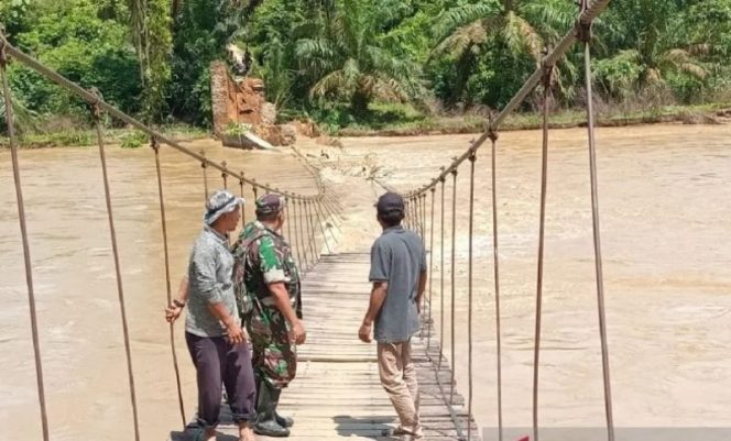 
					Jembatan Gantung Desa Aek Lancat Roboh Tergerus Diterjang Banjir