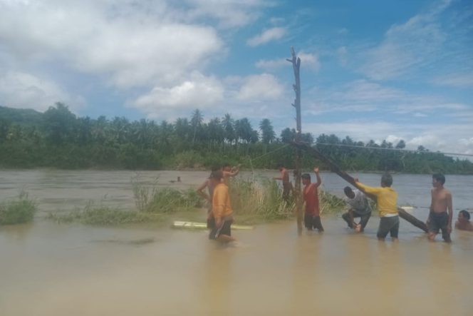 
					Diterjang Arus Deras Sungai Batang Gadis, Getek dan Pipa Air Bersih Desa Tanjung Sialang Rusak Berat