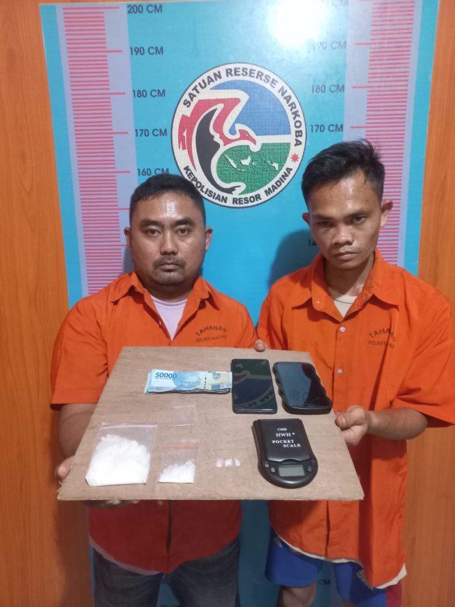 
					Dua Pengedar Narkoba Diringkus Polsek Batahan Dengan Barbut Sabu 34,5 Gram