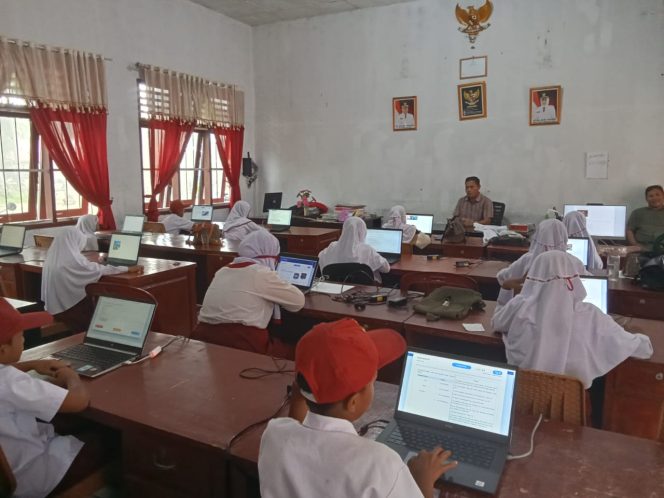 
					Siswa-siswi SDN 383 Desa Batumundom Menumpang Ujian ANBK di SDN 384 Desa Sikapas