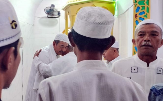 
					Jadi Imam Salat Jumat, Saipullah Dipeluk Sejumlah Tomas Pidoli Dolok