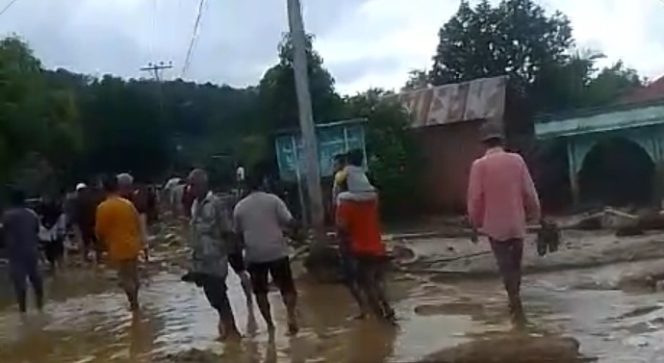 
					Banjir Bandang di Tapsel, Dua Orang korban Meninggal, 3 Luka Berat Serta 3 Dikabarkan Hilang