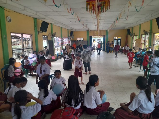 
					Lokasi Sekolah Banjir, Siswa SDN 018 Lumban Pinasa Gunakan Gedung Desa Tempat Belajar Sementara