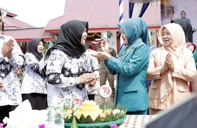 
					Atika Nikmati Nasi Tumpeng di Acara Peringatan HGN dan HUT ke-79 PGRI