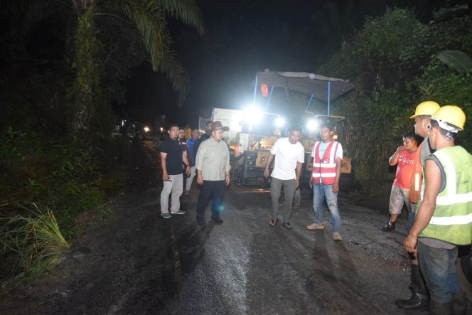 
					Bupati Tapsel Tinjau Pengaspalan Jalan di Angkola Selatan, Warga Sambut Antusias