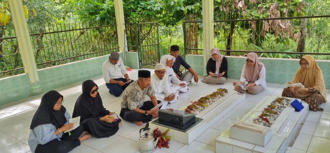 
					Menang di Pilkada Madina, Cabup Saipullah Ziarahi Makam Keluarga