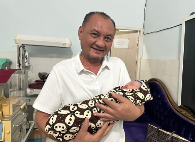 
					Momen HUT ke 59, Cucu Kedua Ir Ali Mutiara Rangkuti Lahir di RSUD Panyabungan