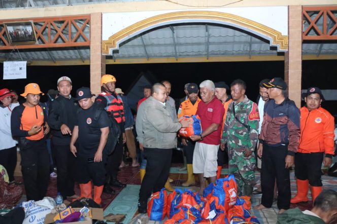 
					Bupati Tapsel Tinjau Pengungsi Korban Banjir di Tantom Angkola