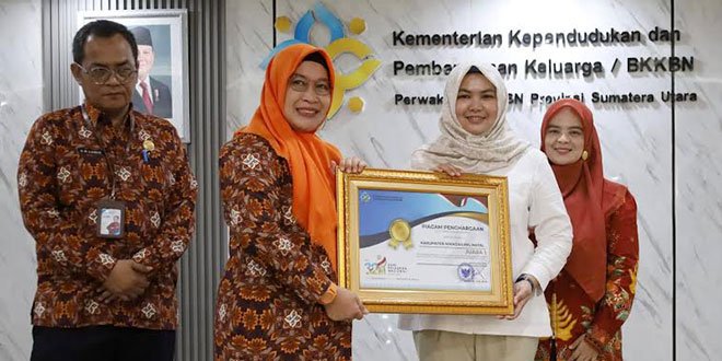 DPPKB Madina Dapat Anugerah Penghargaan dari BKKBN Sumut, Wabup Atika : Bukti Kerja Nyata