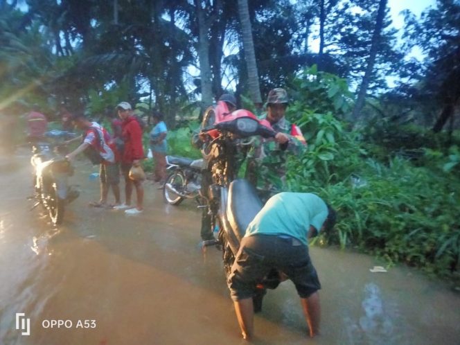 
					Babinsa Koramil 13 Panyabungan Bantu Pengendara Lewati Genangan Air di Adianjior