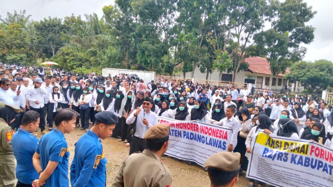 
					Ribuan Honorer Aksi Damai Di Depan Kantor Bupati Dan Kantor DPRD Palas Terkait Rekrut PPPK