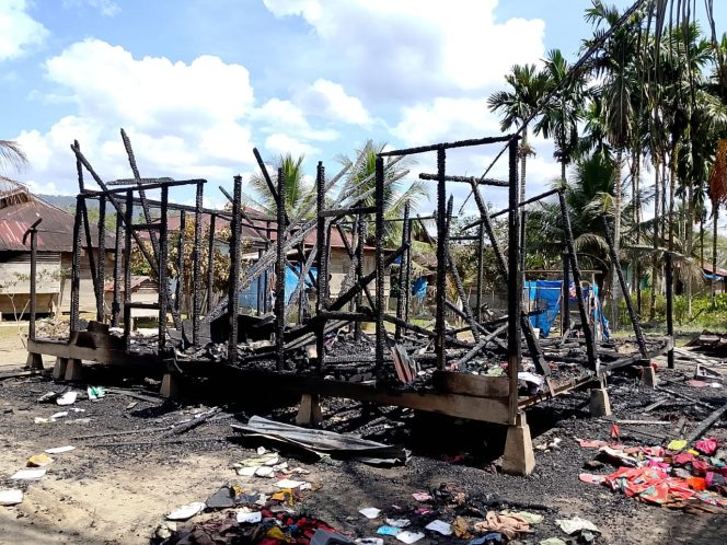 
					Diduga Api Berasal Dari Tungku Masak,Rumah Warga Desa Hutarimbaru Ludes Terbakar