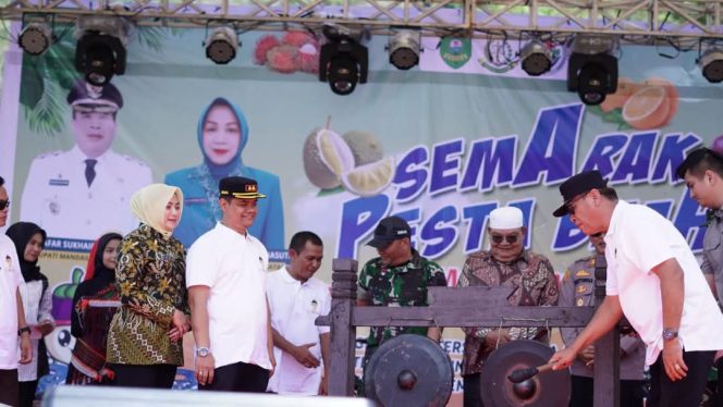 
					Bupati dan Kajari Madina Tabuh Gong Pesta Buah di Tambangan Resmi Dibuka