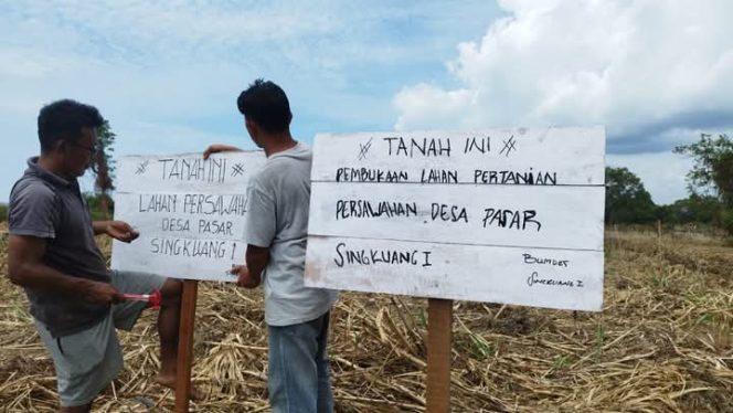 
					Pemdes Pasar Singkuang I Buka Lahan Pertanian Untuk Mendukung Program Presiden