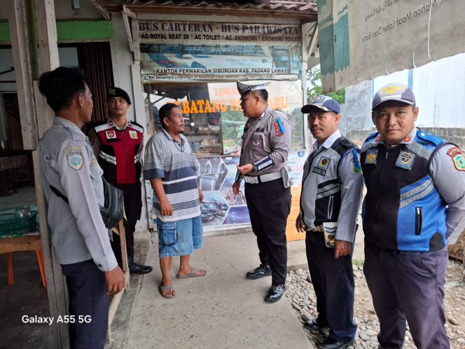 
					Siaga Ops Keselamatan Toba 2025, Satlantas Polres Palas Sosialisasi Ke Kantor Bus AKAP