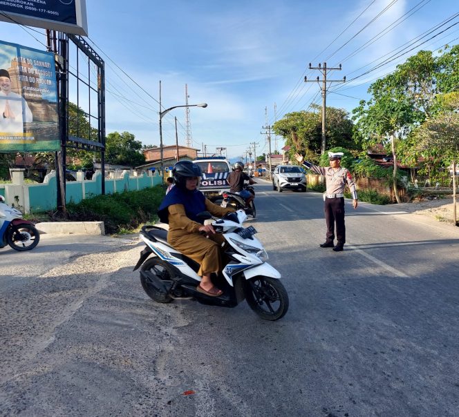 
					Ciptakan Kamseltibcar Lintas, Kaposlantas Polsek Barteng Giat Padat Pagi