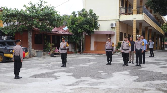 
					Ratusan Anggota Polri Amankan Pleno Penetapan Paslon Terpilih Pilkada Madina