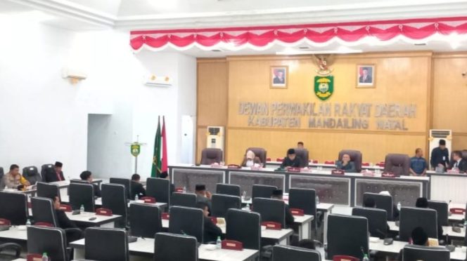 
					Paripurna DPRD Madina Umumkan Saipullah – Atika Bupati dan Wakil Bupati Terpilih 2024