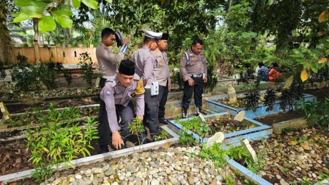 
					Kapolsek Barteng Pimpin Patroli dan Pengamanan Ziarah Kubur