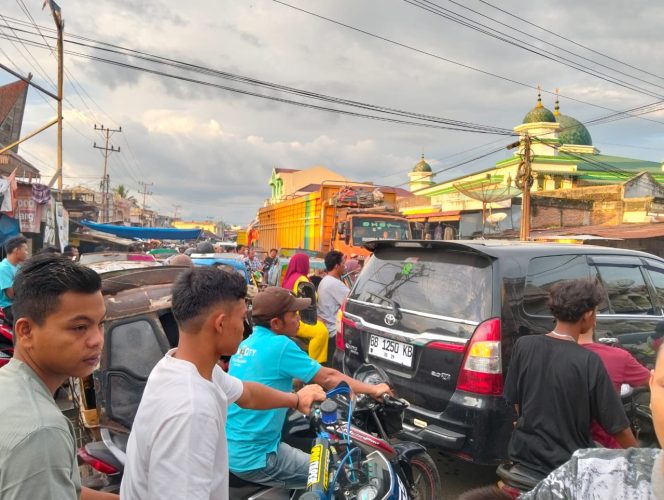 
					Arah Simpang Ampat Sibuhuan Macet Total Akibat Parkir Sembarangan