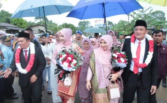 
					Pemkab dan Masyarakat Palas Sambut Kedatangan Bupati Dan Wakil Bupati Dengan Acara Upah-upah