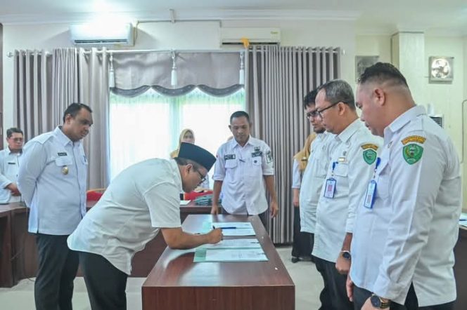
					Walikota Padangsidimpuan Bersama OPD Lakukan Penandatanganan Perjanjian Kerja di Tahun 2025