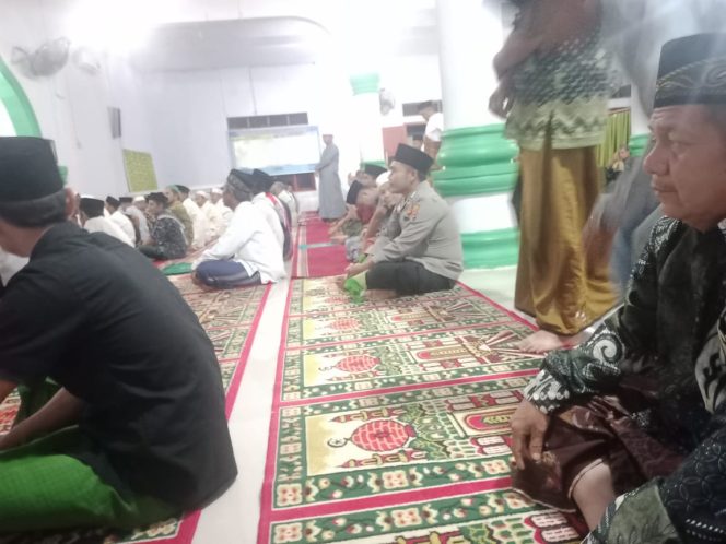 
					Personil Sat Binmas Polres Palas Melaksanakan Sholat Tarawih Keliling