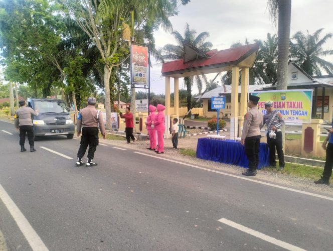 
					Kapolsek Bersama Bhayangkari dan Personil Polsek Barteng Bagikan Takjil Jelang Buka Puasa