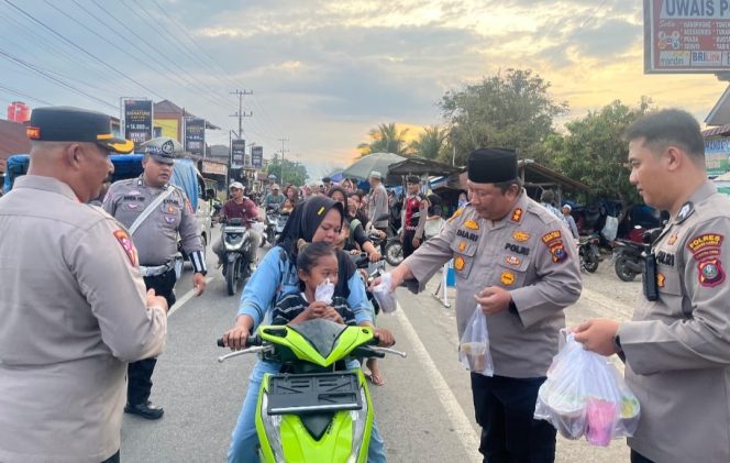 
					Polres Palas Bagikan Takjil Gratis Kepada Masyarakat Pengguna Jalan