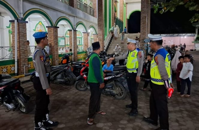 
					Polres Padang Lawas Amankan Sholat Tarawih dengan Blue Light Patrol 