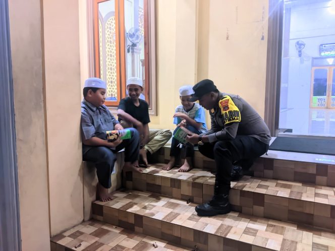 
					Berikan Rasa Aman, Personil Polsek Sosa Patroli Blue Light dan Pam Ibadah Shalat Tarawih