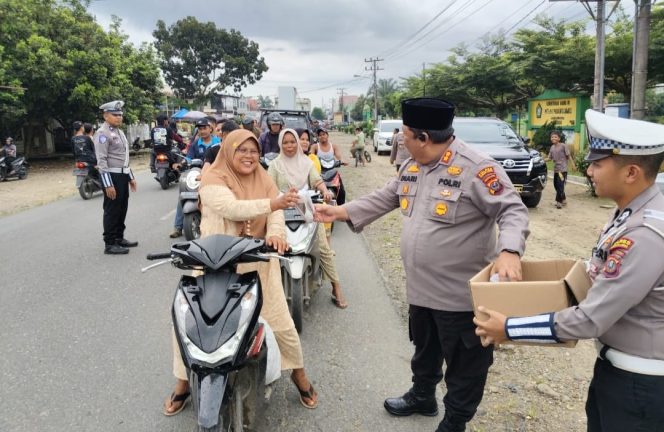 
					Kapolres Dan Waka Polres Palas Bagi Takjil Gratis Kepada Masyarakat 