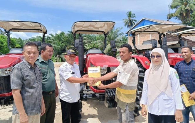 
					14 Kelompok Tani di Siabu Terima Bantuan Alsintan dari Kementerian Pertanian