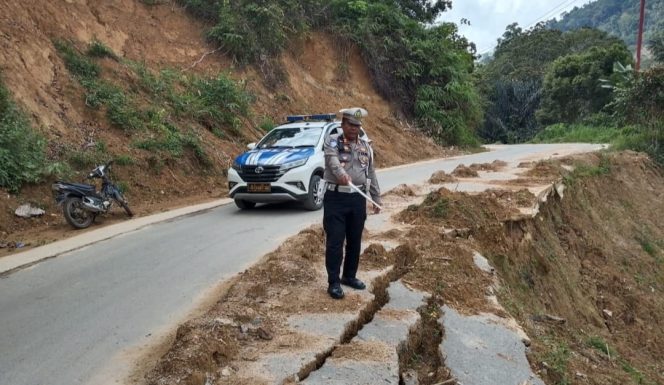 
					Jalinsum Banyak Lobang dan Rusak, Kasatlantas Polres Palas Himbau Pengemudi Berhati-hati 