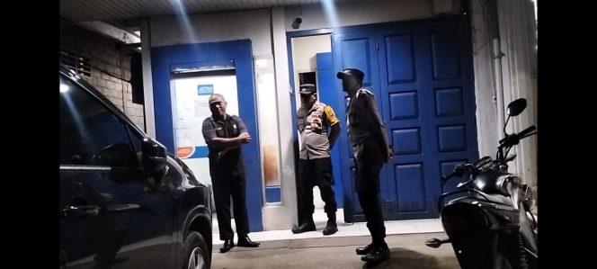 
					Jaga Kamtibmas di Bulan Ramadhan, Bhabinkamtibmas Polsek Barteng Gelar Patroli Blue Light