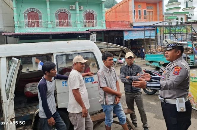 
					Sat Lantas Melaksanakan Sosialisasi Aman Mudik Kepada Sopir Dan Masyarakat