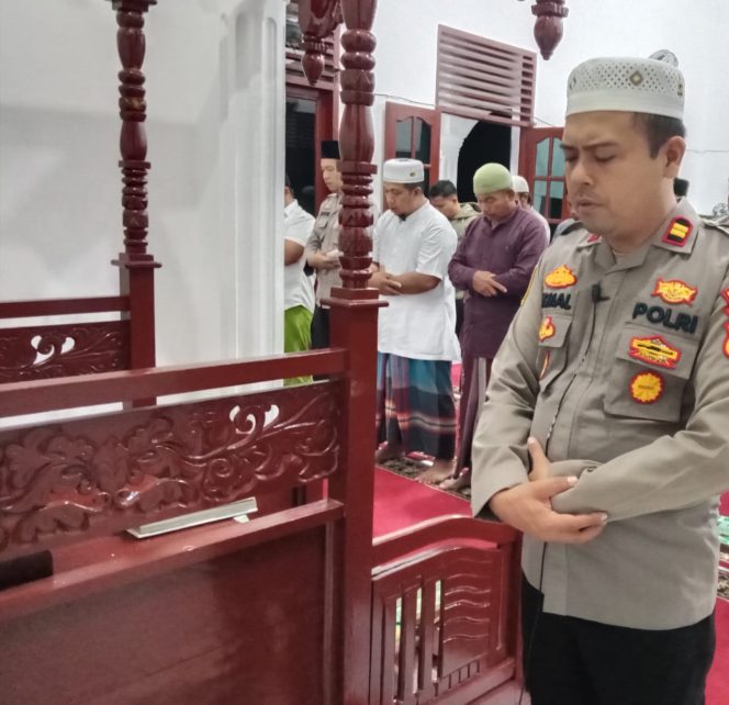 
					Kapolsek MBG Sholat Subuh Berjamaah di Mesjid Al-Huda