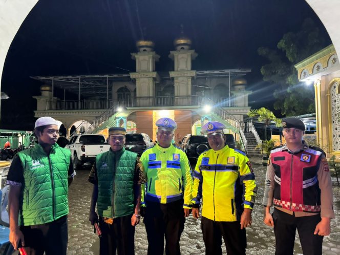 
					Antisipasi Gangguan Kamtibmas Menggelar Patroli Blue Light Ke Mesjid