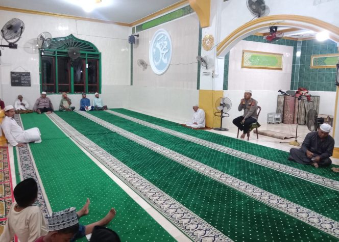 
					Kapolsek MBG Subuh Berjamaah di Mesjid AL-HUDA, Ini Himbauannya Selama Ramadhan