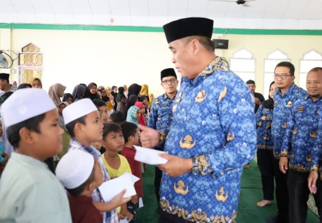 
					Bupati Madina Serahkan Tali Asih kepada Anak Yatim dan Piatu di Kampung Padang