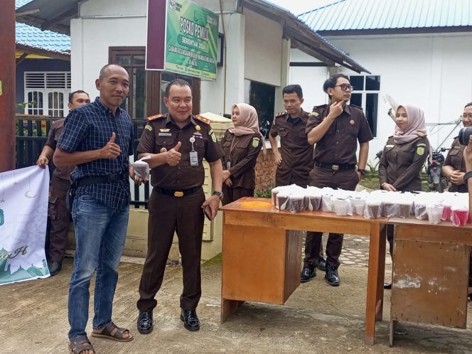 
					Adhyaksa Berbagi,Kacabjari Madina di Natal Bagikan Takjil Ramadhan