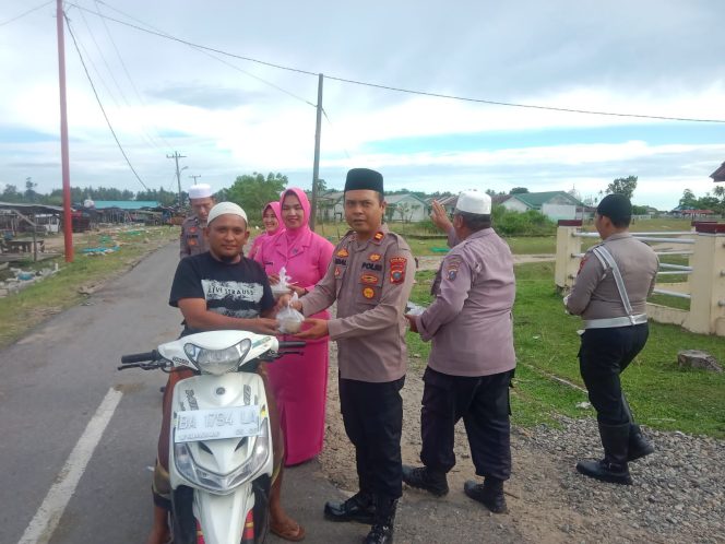 
					Kapolsek Bagikan Ratusan Takjil di Halaman Mako Polsek MBG dan Bukber Dengan Warga