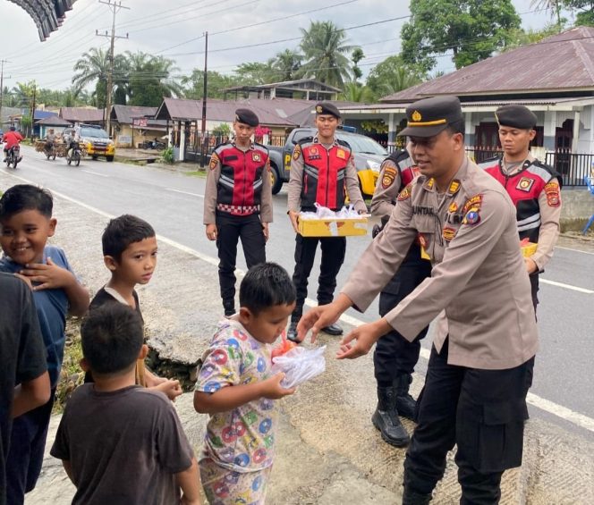 
					Kabag SDM Polres Palas Bagi Bagi Takjil Ramadhan Jalan Lintas Sibuhuan-Sosa